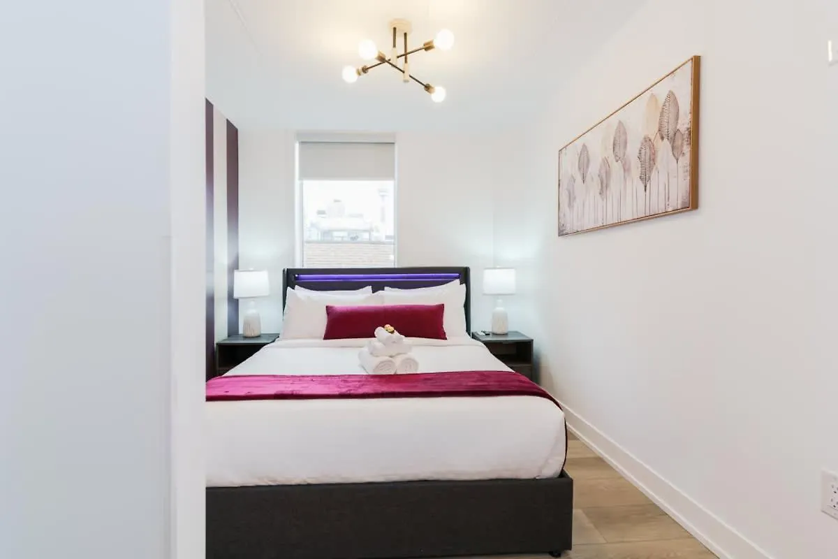 Casa Hotels Mccaul - New With Workspace & Kitchen