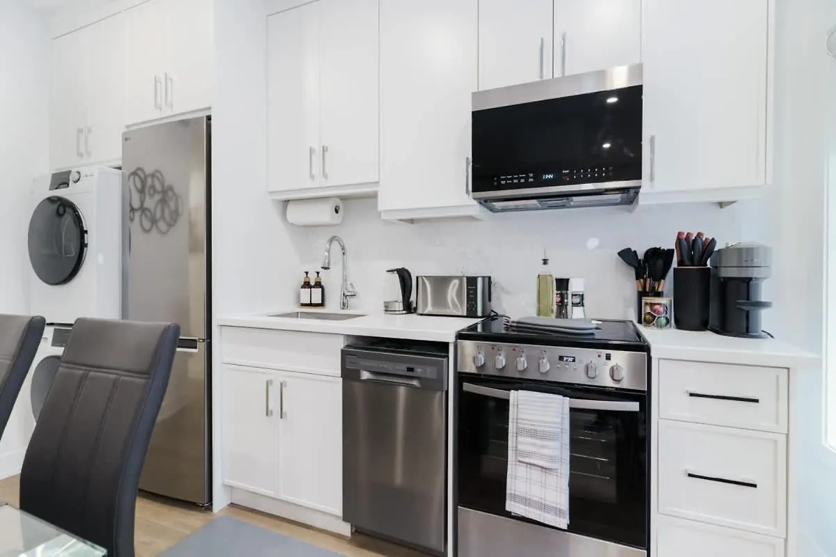 Casa Hotels Mccaul - New With Workspace & Kitchen Kanada