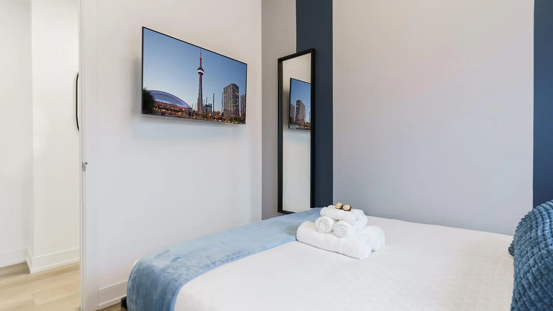 Casa Hotels Mccaul - New With Workspace & Kitchen