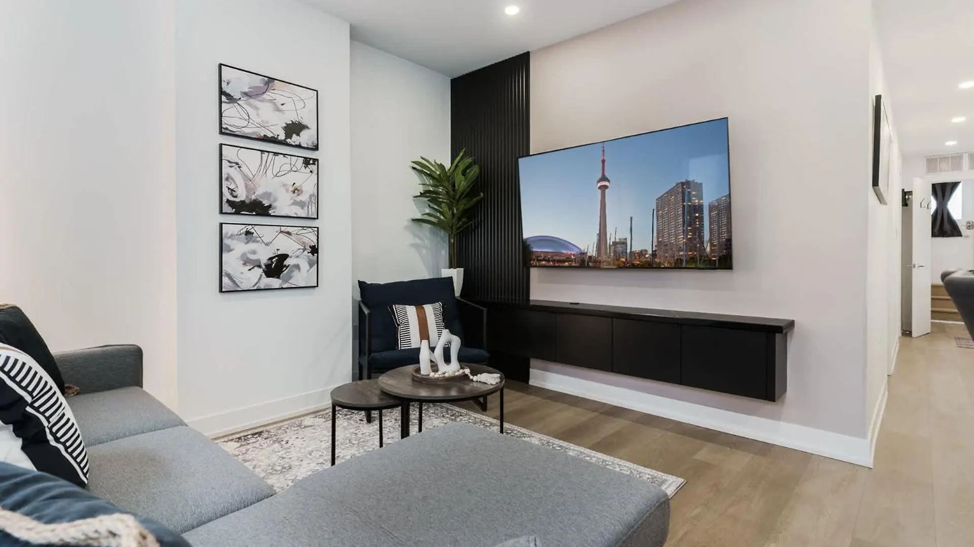 Casa Hotels Mccaul - New With Workspace & Kitchen